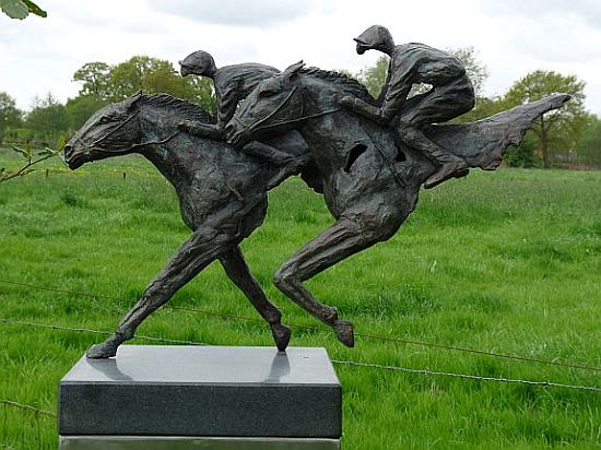 Fanatico-fanatiek is een bronzen beeld van twee racende jockeys | bronzen beelden en tuinbeelden, figurative bronze sculptures van Jeanette Jansen |